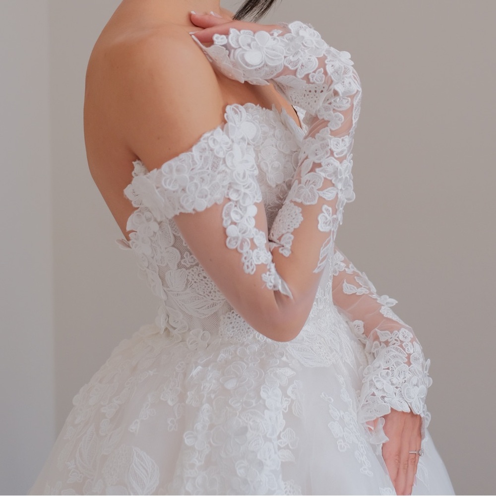 Monique Lhuillier Custom Gianna Wedding Dress-Worn Once, Professionally Cleaned - Picture 10 of 16